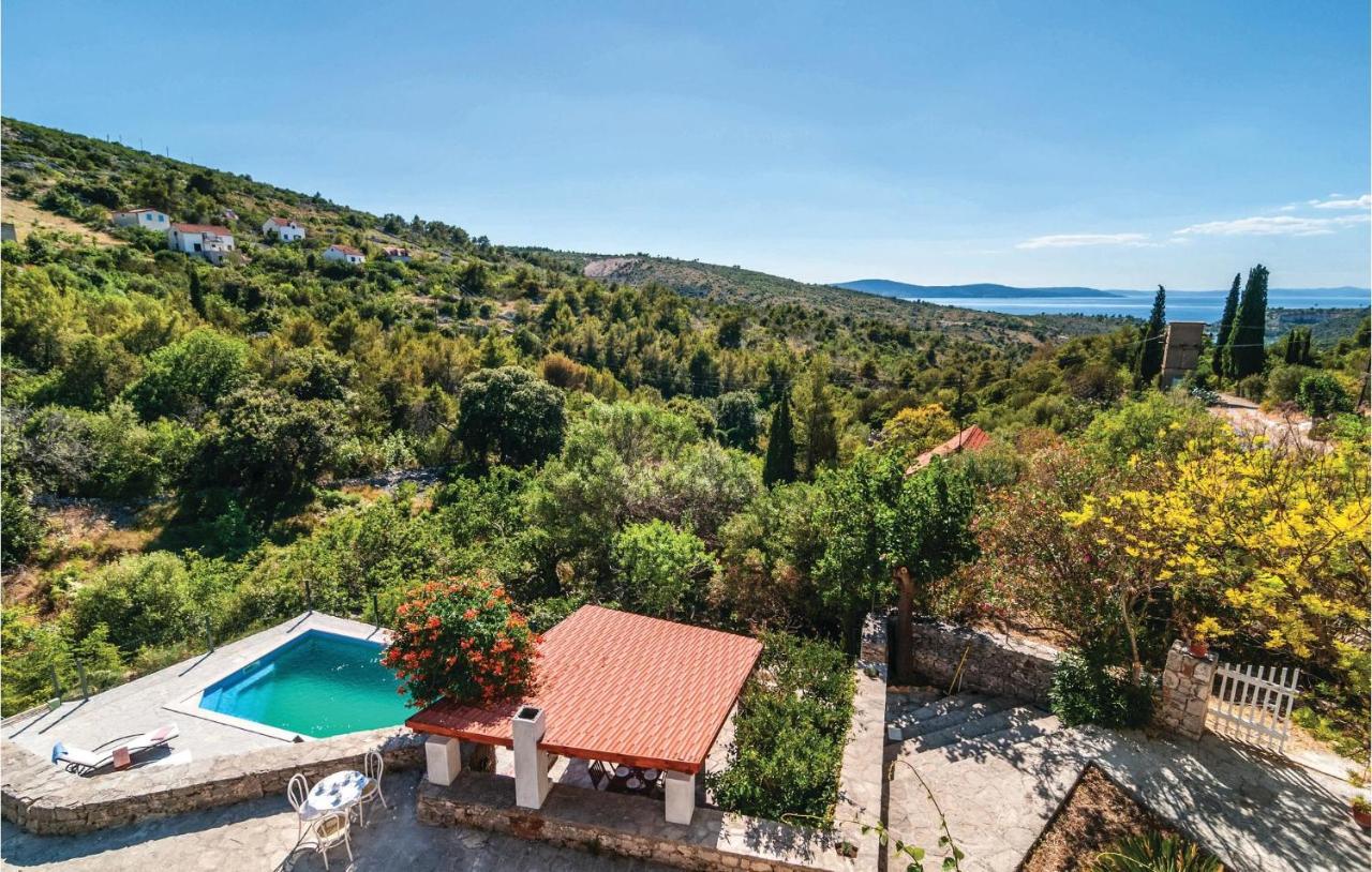 Case de vacanță Cozy In Bobovisca With Outdoor Swimming Pool